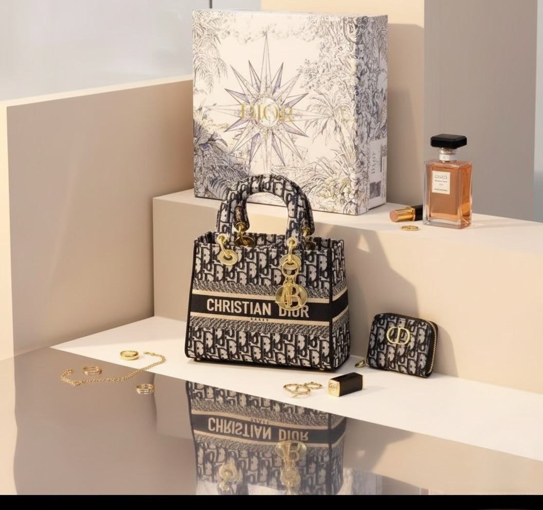 ديور بوك توت بنقشة أوبليك. (Dior book tote) اللون الأسود