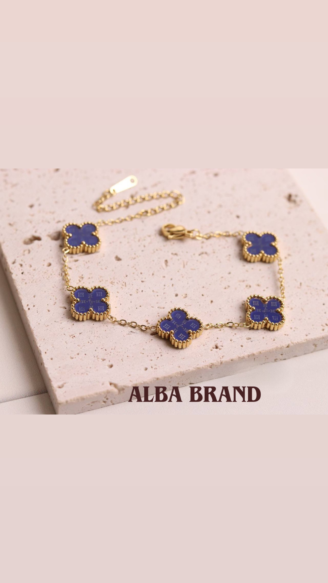 اسوارة فان كليف المزخرفة كحلي و ذهبي.